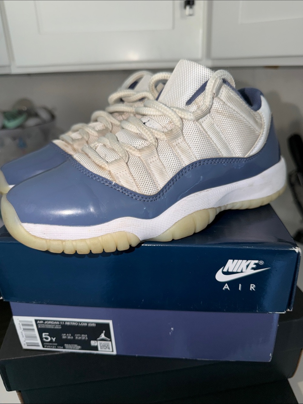 100% Authentic Grade School Jordans Size 5Y . Comes With The Original Box .